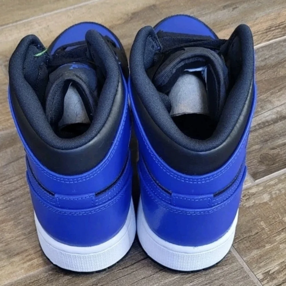 Air Jordan 1 Mid Hyper Royal GS, Big kid 6 Youth, 7.5 Women's